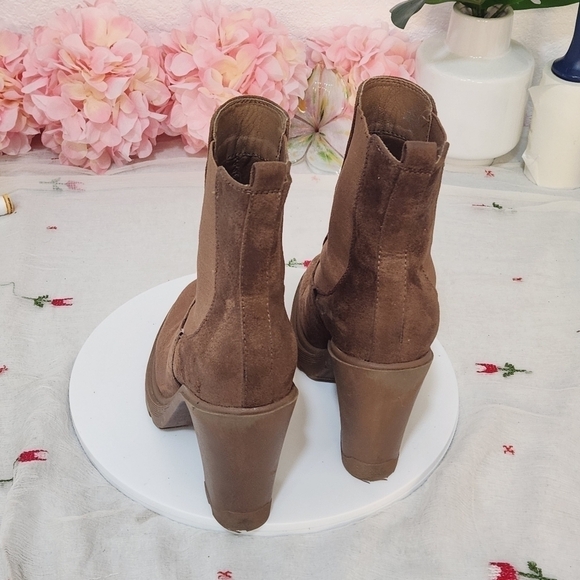 Nine West Ream Suede Chelsea Congnac Brown Ankle Boots Size: 8.5M - Picture 4 of 12